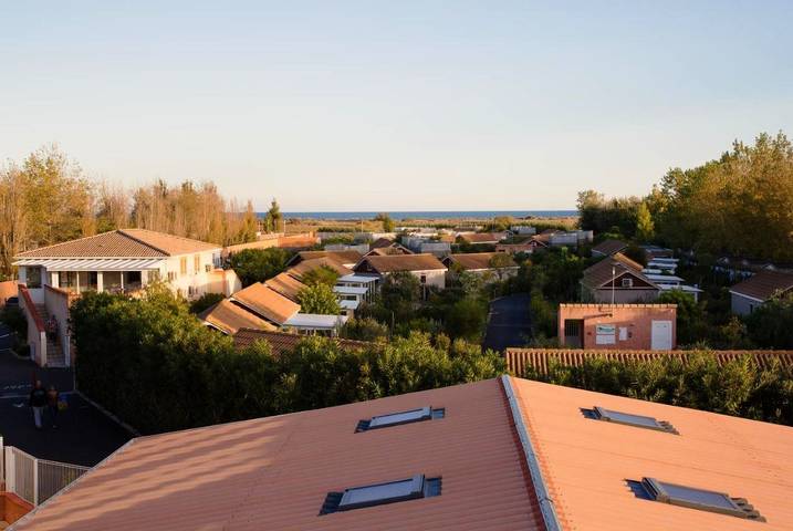 Parc de vacances pour 5 personnes, avec sauna et piscine ainsi que bassin pour enfant et jardin dans Plages des Cabanes de Fleury - 4