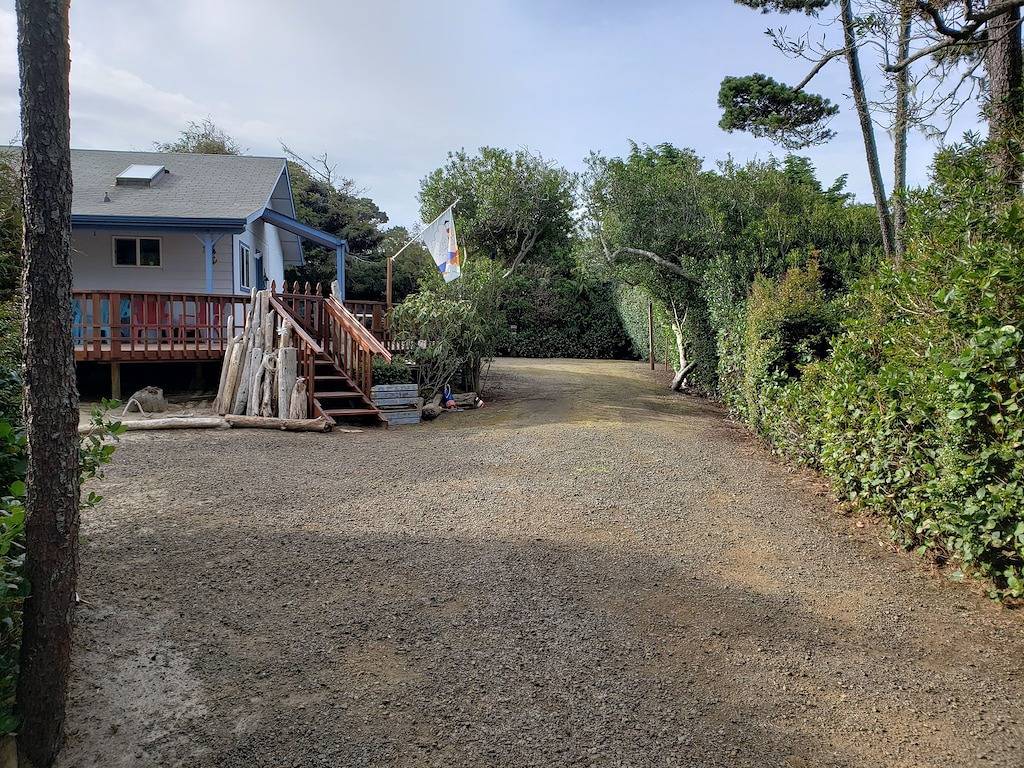 Easy 5-minute walk to Heceta Beach! Clean family-sized house with a huge deck. in Heceta Beach, Lane County