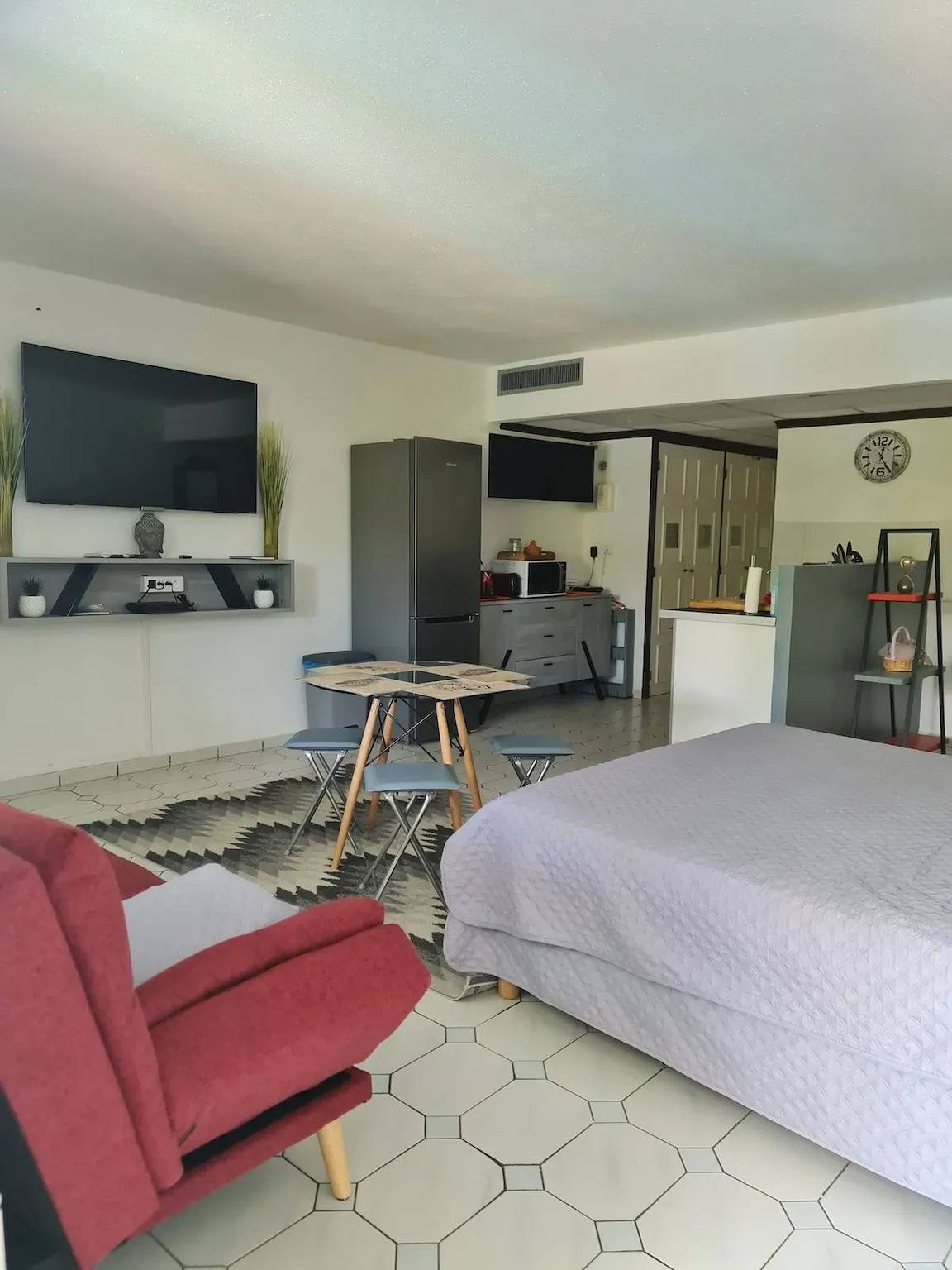 Studio entier, Studio charmant à Saint-François, 42 m² avec piscine partagée. in Saint-François, Guadeloupe