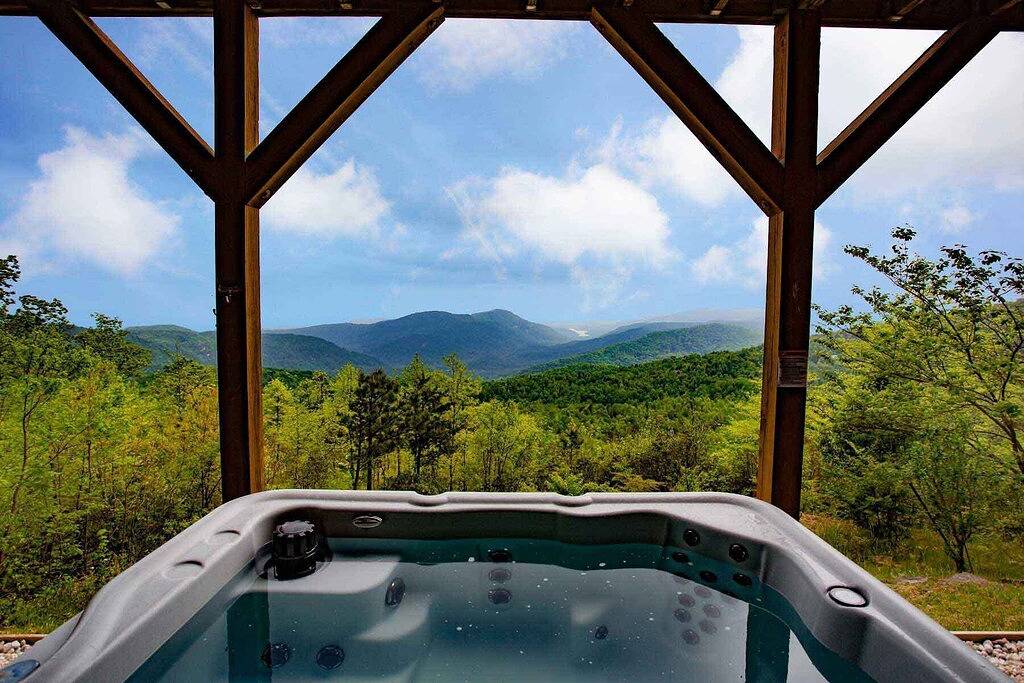 Cool View Cabin - Blick auf die Berge und die Hot Tub in McDowell County