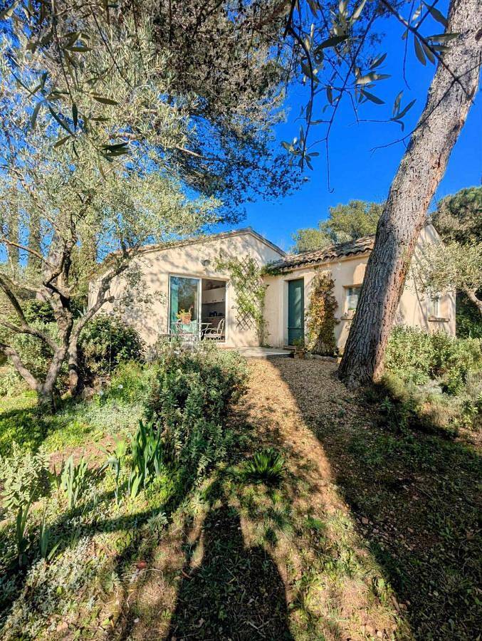 Location de vacances pour 2 personnes, avec piscine ainsi que jardin et terrasse à Castillon-du-Gard