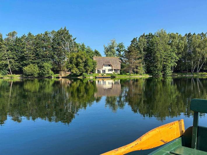 Location de vacances pour 4 personnes, avec jardin ainsi que vue sur le lac et sauna dans Anneville-Ambourville
