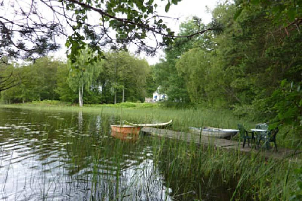Wunderbares Ferienhaus direkt am Åsnensee mit Booten, Kanus, Internet und deutschen Fernsehen in Alshult, Asnen