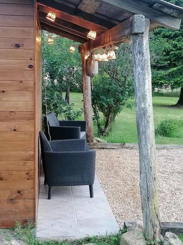 Gîte pour 2 personnes, avec vue ainsi que piscine et jardin à Busserolles