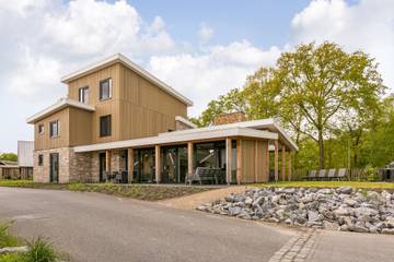 Ferienhaus für 20 Personen, mit Sauna und Terrasse sowie Balkon/Terrasse in Bergen (Limburg)