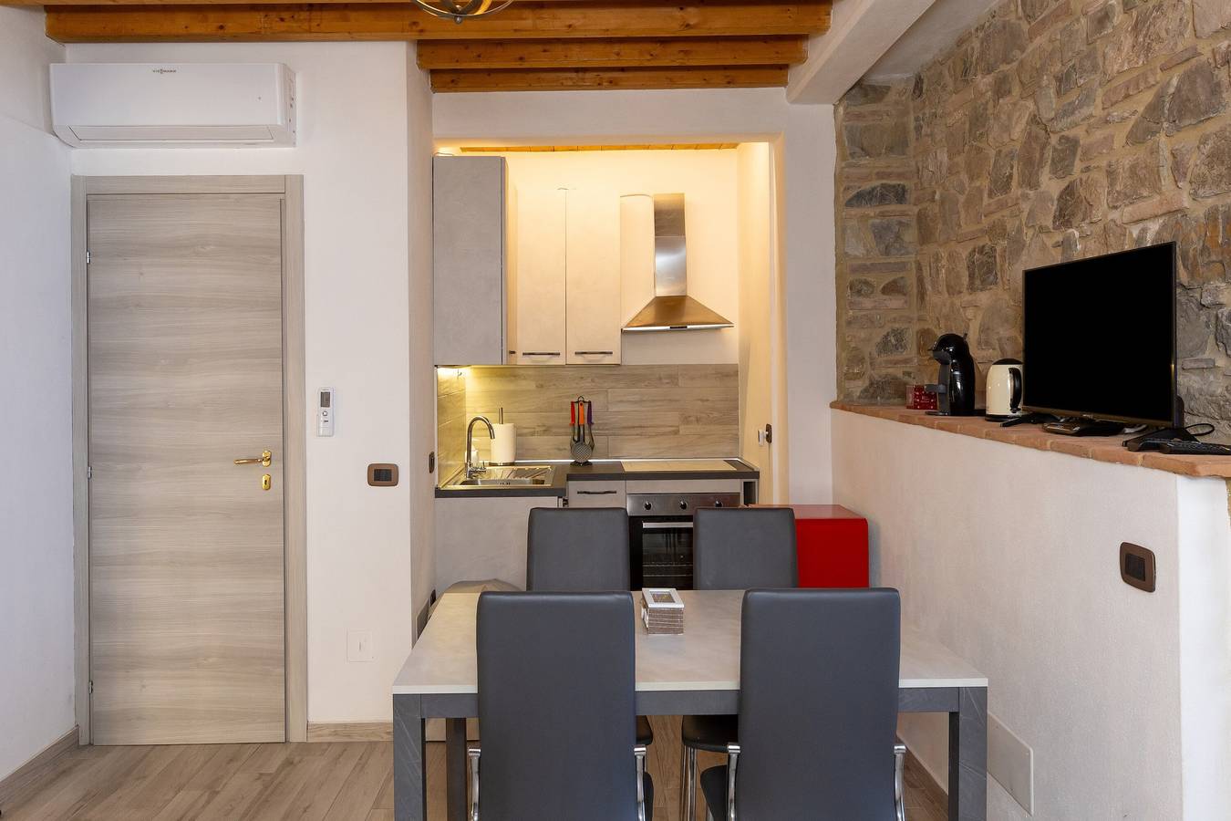 Ganze Wohnung, Casa Poggivecchi im historischen Zentrum von Castellina Marittima in Castellina Marittima, Etruskische Küste