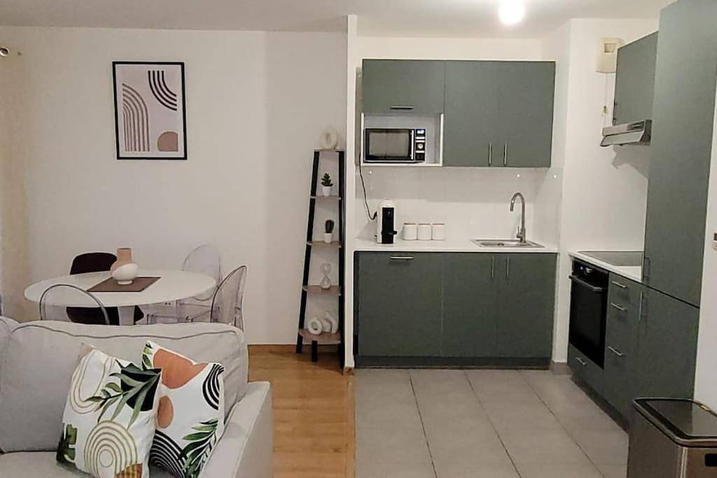 Appartement entier, Three-Bedroom Apartment in Colombes, Hauts-de-Seine