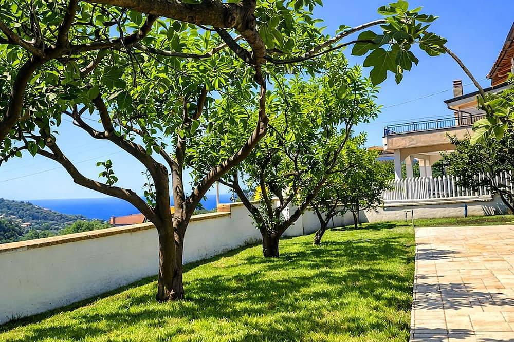 Detached home with terrace, garden and sea view – Casa Gennaro in Agropoli, Cilento