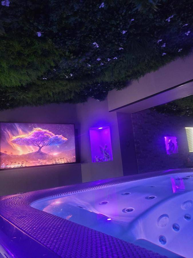 Location de vacances pour 2 personnes, avec Jacuzzi et Terrasse ainsi que Jardin et Vue dans Lallaing