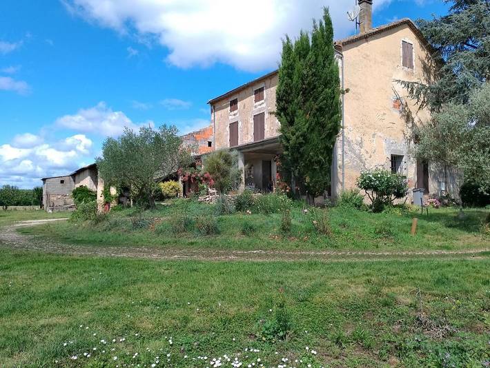 Gîte pour 2 personnes, avec Terrasse ainsi que Jardin et Vue à Damazan