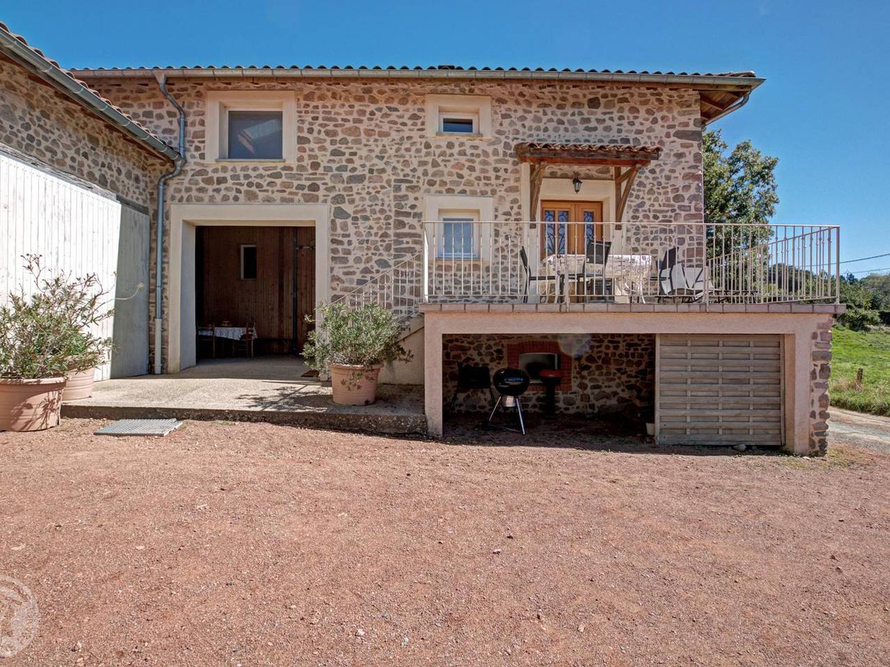 Gîte spacieux avec 6 chambres, cheminée et terrain de pétanque en pleine campagne in Chirassimont, Région de Roanne