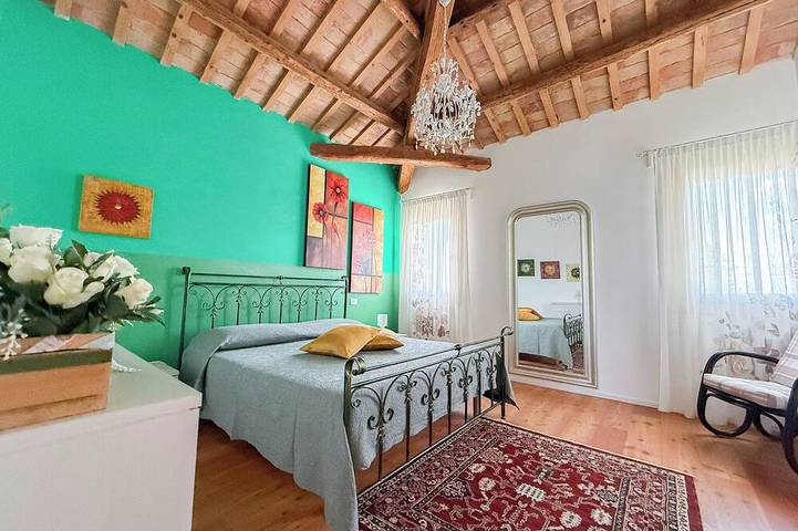 Appartamento intero, Daisy Apt. di Lusso in Villa con Patio, Piscina, Jacuzzi, Gym, WiFi, A/C, Sauna in Cavarzere, Provincia di Venezia