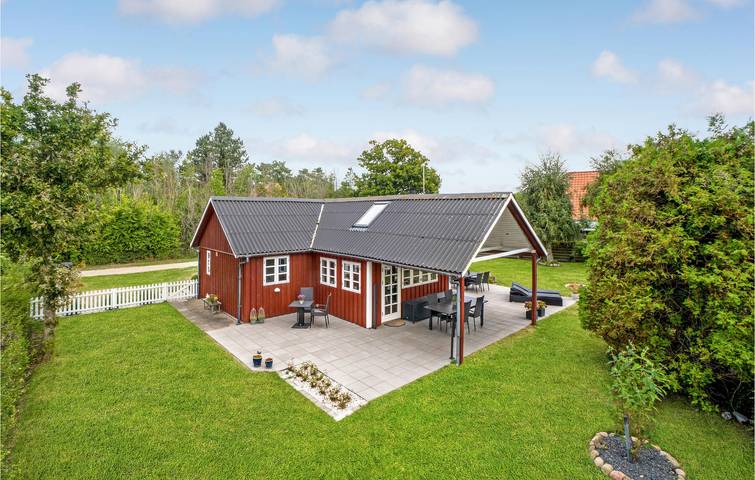 Ferieudlejning for 5 personer, med Terrasse og Have i Reersø