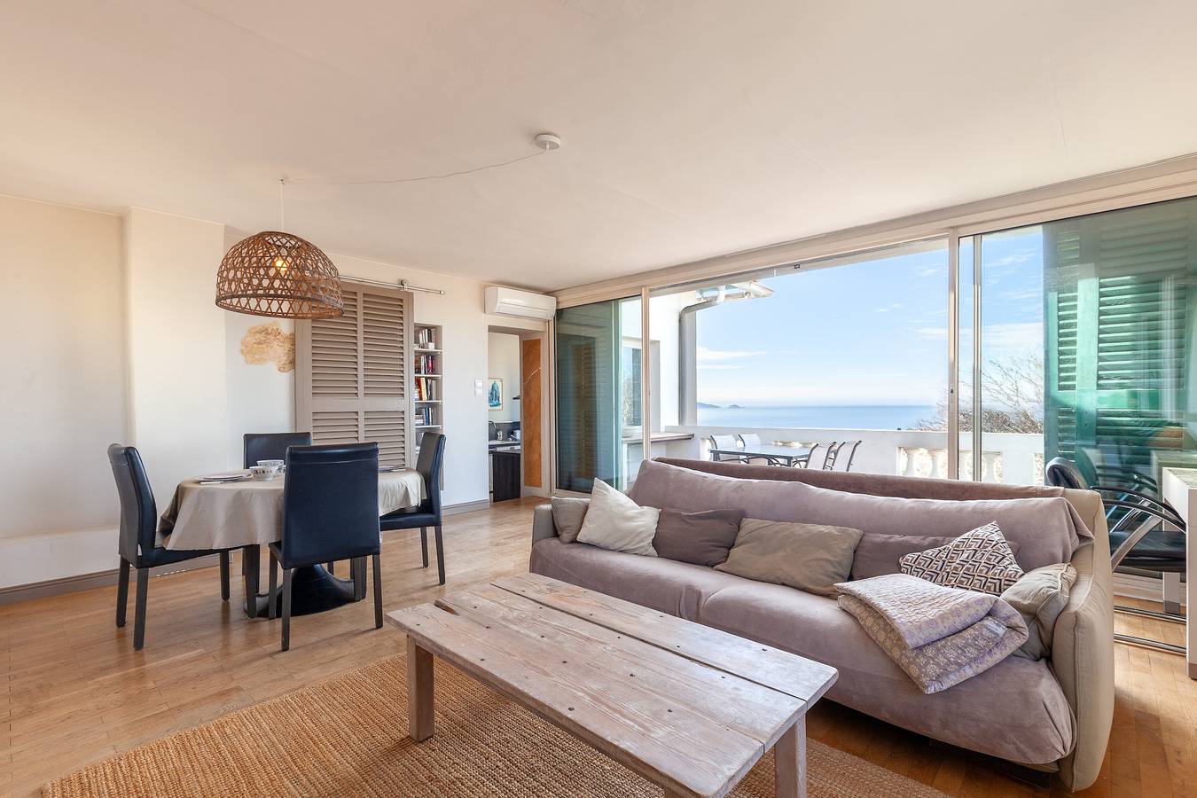 Apartamento entero, Apartamento Roucas Blanc con vistas al mar y Notre Dame de la Garde, terraza y aire acondicionado in Marsella, Marsella region