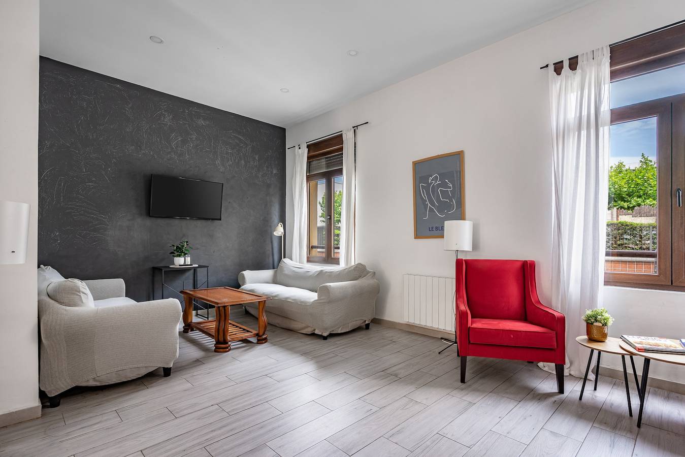 Casa de vacaciones 'Little Yellow House' con terraza privada in Moreda, Gijón
