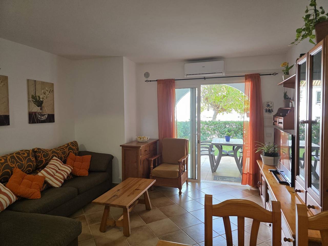 Ganze Wohnung, Apartment 'Calma Menorca' mit Seeblick, Gemeinschaftspool und Klimaanlage in Arenal d'en Castell, Es Mercadal