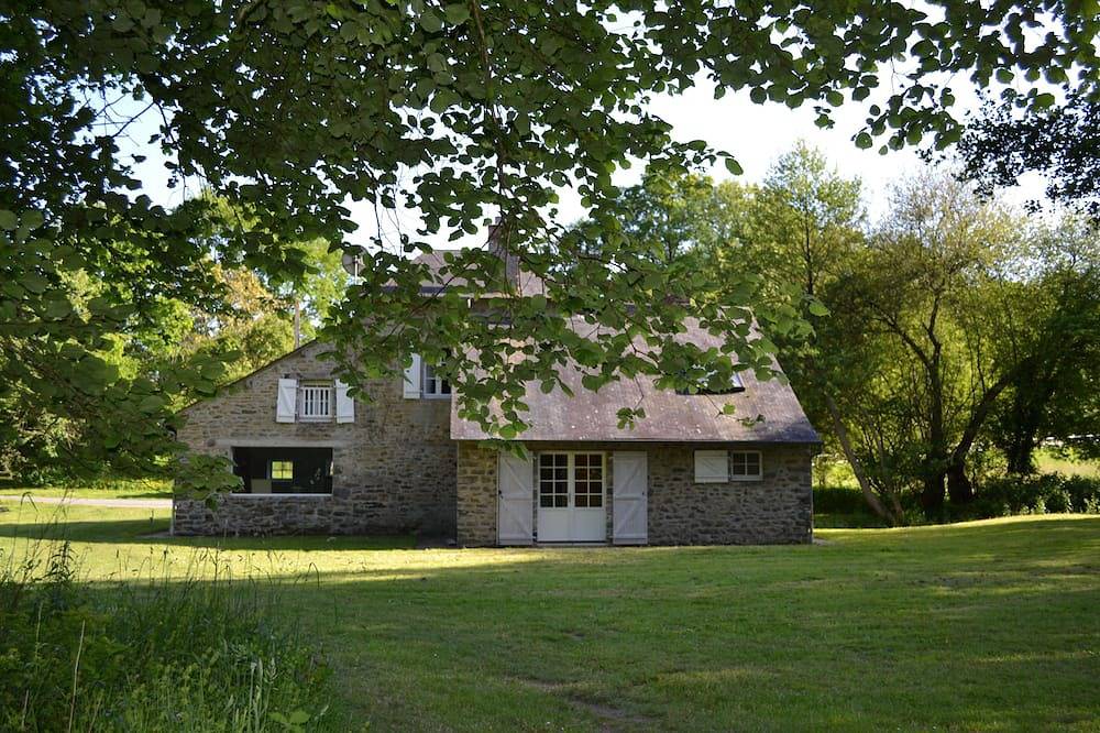Gîte avec étang en Mayenne aux portes de la Bretagne et de la Normandie in La Baconnière, Mayenne