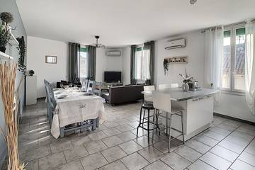Gîte pour 6 personnes, avec terrasse à Sénas