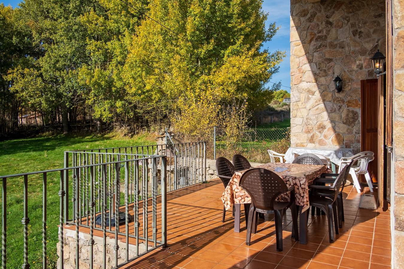 Maison rurale La Puerta De Gredos – Sierra de Gredos, 4 ch., terrasse privée, Wi-Fi in San Martín del Pimpollar, Région d'Ávila