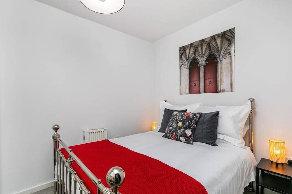 Entire apartment, Enjoy a stylish experience at this centrally-located city flat. in Winchester, South Downs