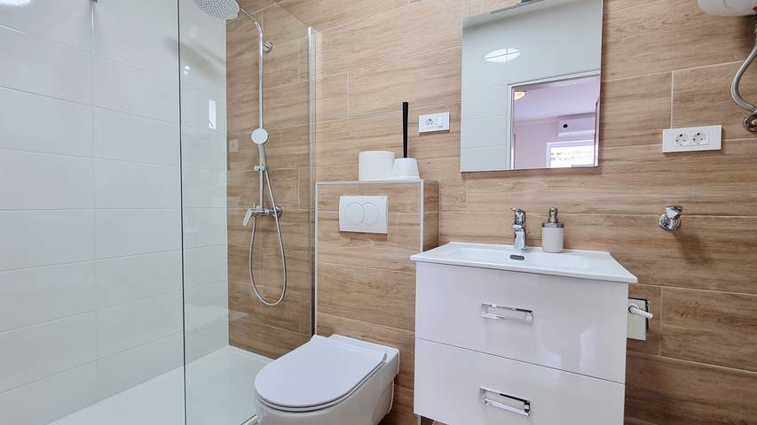 Appartement entier, Appartement de vacances pour 2 personnes avec balcon/terrasse in Zarok, Baška