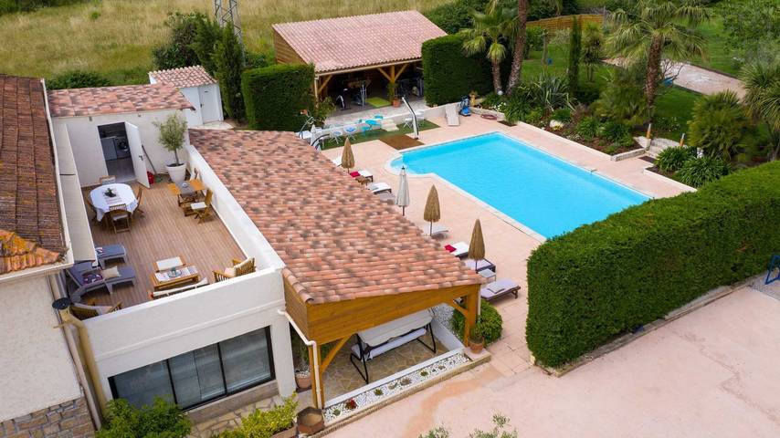 Gîte pour 6 personnes, avec Jacuzzi et Terrasse ainsi que Jardin et Piscine