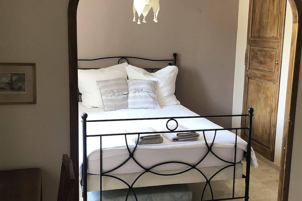 Entire apartment, Aux Mûriers en Provence in Graveson, Arles region