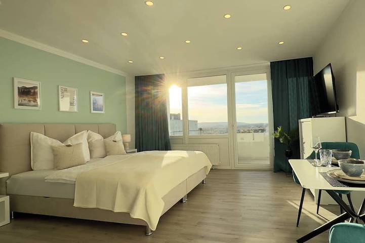 Ganze Wohnung, M&D Apartments nähe Stadion mit Balkon - Netflix - Küche - Sunset View in Kaiserslautern, Saar-Nahe-Bergland