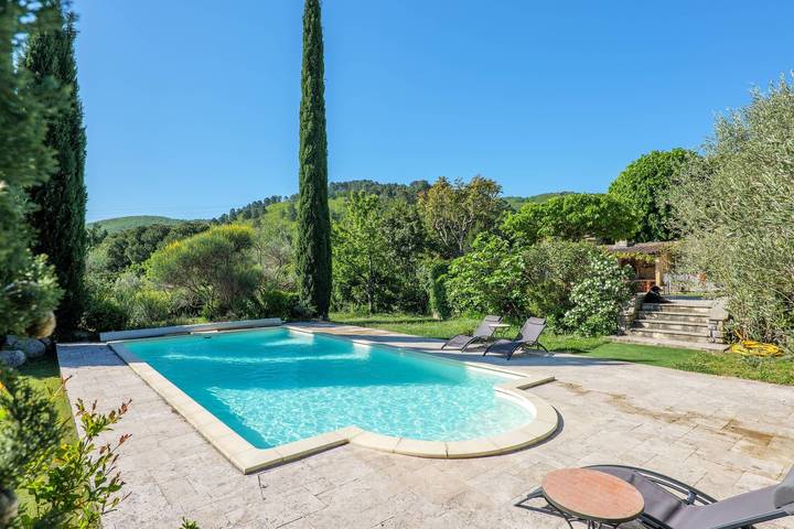 Casa vacanze "Gîte Sur La Voûte" al Mas du tilleul, grande piscina, terrazza privata in Courry, Cevenne