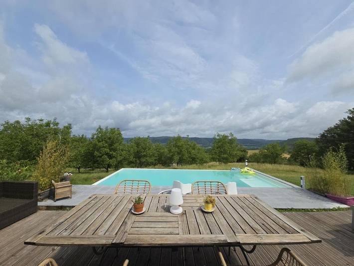 Location de vacances pour 10 personnes, avec terrasse ainsi que piscine et jardin, animaux acceptés à Veyrines-de-Domme