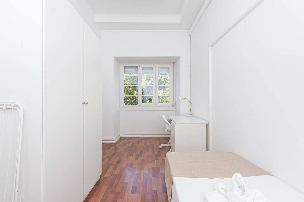 Ganze Wohnung, Houze Spacious 9 bedroom flat in Central Lisbon in Paço de Arcos, Costa de Lisboa