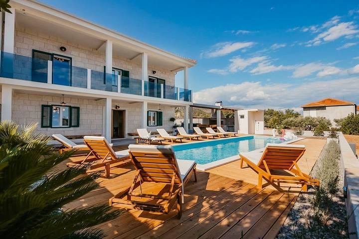 Villa für 8 Personen, mit Terrasse und Sauna sowie Garten und Whirlpool in Trogir