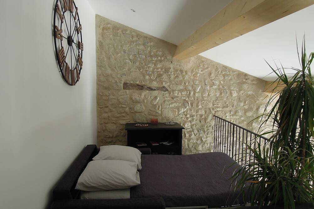 7-person vacation home with reversible air conditioning and outdoor courtyard in the Luberon in Céreste, Regionaler Naturpark Luberon