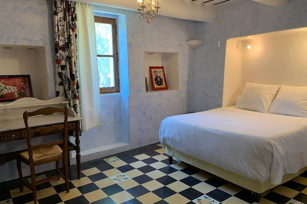 Appartement entier, Superb and spacious apartment in a relaxing and charming setting in Pernes-les-Fontaines, Vaucluse