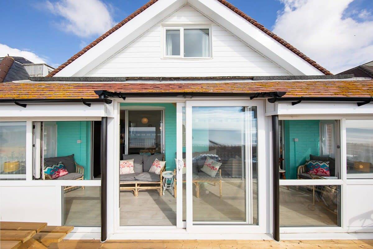 Ganze Wohnung, Stunning Beachfront Apt w/ Balcony & Sea Views in Bognor Regis, West Sussex