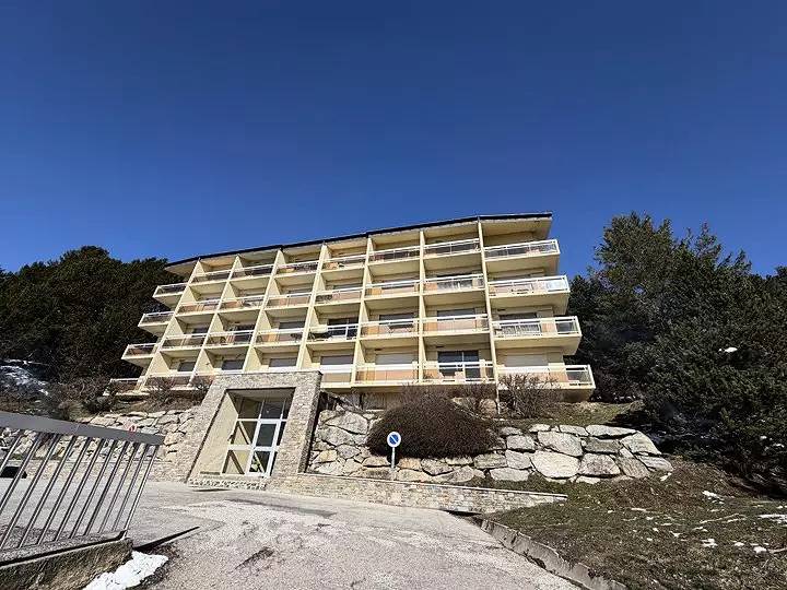 Studio entier, Studio cabine pour 4 personnes avec une magnifique vue sur le vieux village et les pistes in Les Angles, Parc naturel régional des Pyrénées catalanes