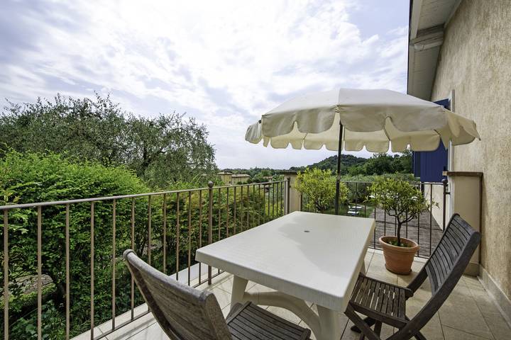 Appartamento per 3 persone, con vista lago e balcone nonché giardino in Soiano del Lago