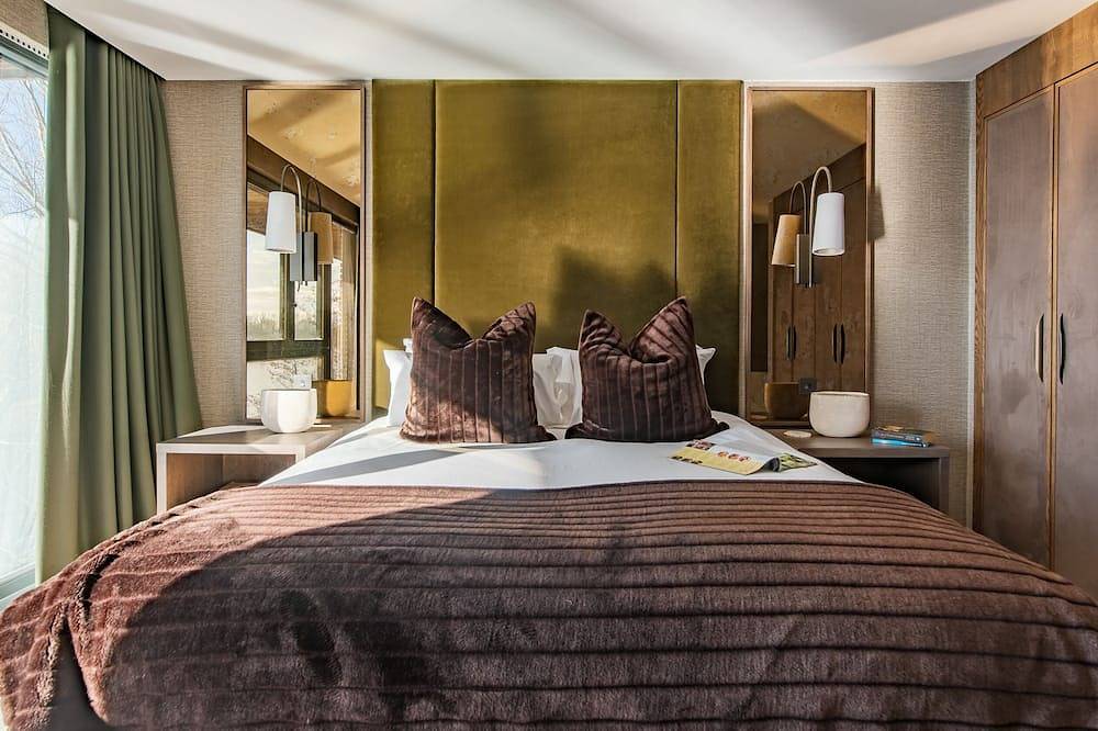 Stunning Lake House in the 5 star Lakes By Yoo Resort in Heart of The Cotswolds in Gloucestershire