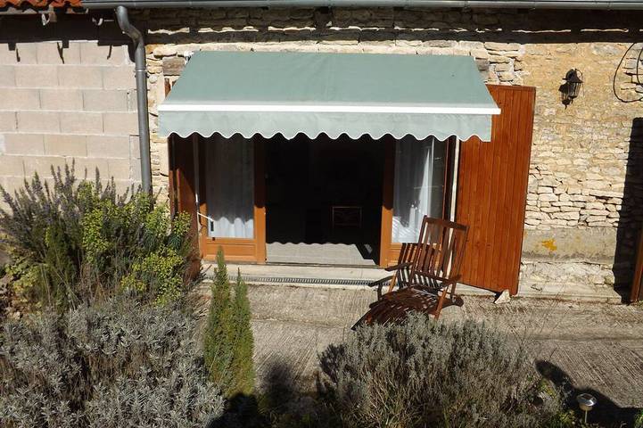 Gîte pour 4 personnes, avec jardin et piscine ainsi que terrasse et jacuzzi à Benest