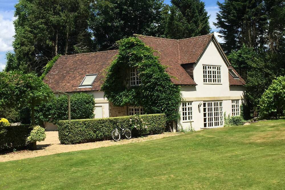Beautiful S.Downs Cottage w/pool,tennis and a private gate leads onto the Downs. in Milland, South Downs
