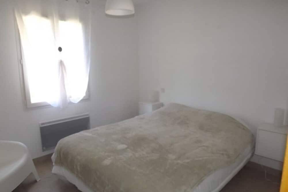 Country villa with swimming pool and fenced park for 8 people in La Capelle-et-Masmolène, Nimes und Umgebung