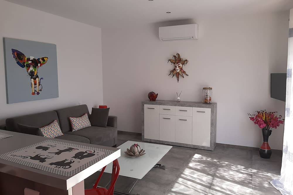 Appartement entier, Joli studio neuf à la campagne à 2kms du village. Calme, face aux vignobles in La Tour-d'Aigues, Parc naturel régional du Luberon