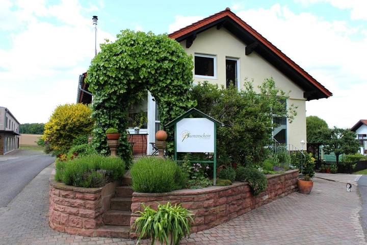 Ferienwohnung für 5 Personen, mit Ausblick und Garten in Kirchzell