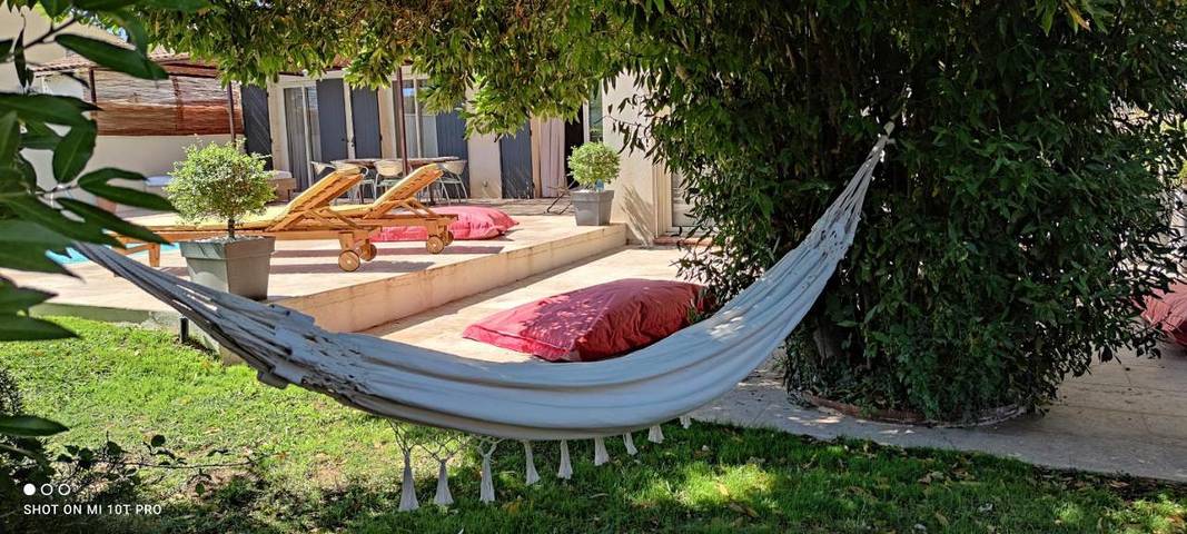 Location de vacances pour 8 personnes, avec jardin et piscine ainsi que terrasse et jacuzzi, animaux acceptés à Saint-Martin-de-Crau - 3