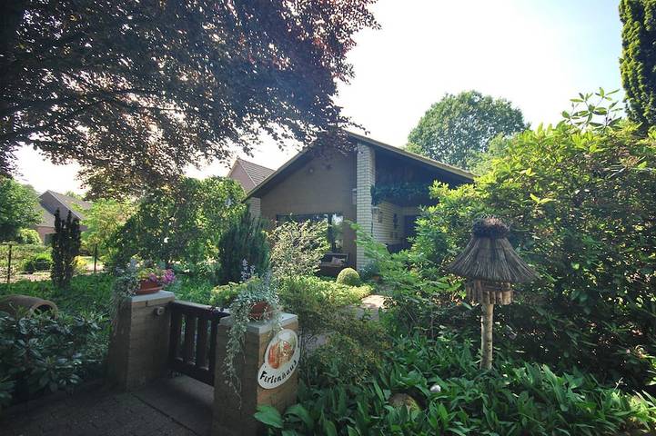 Ferienhaus für 4 Personen, mit Terrasse und Garten in Uplengen