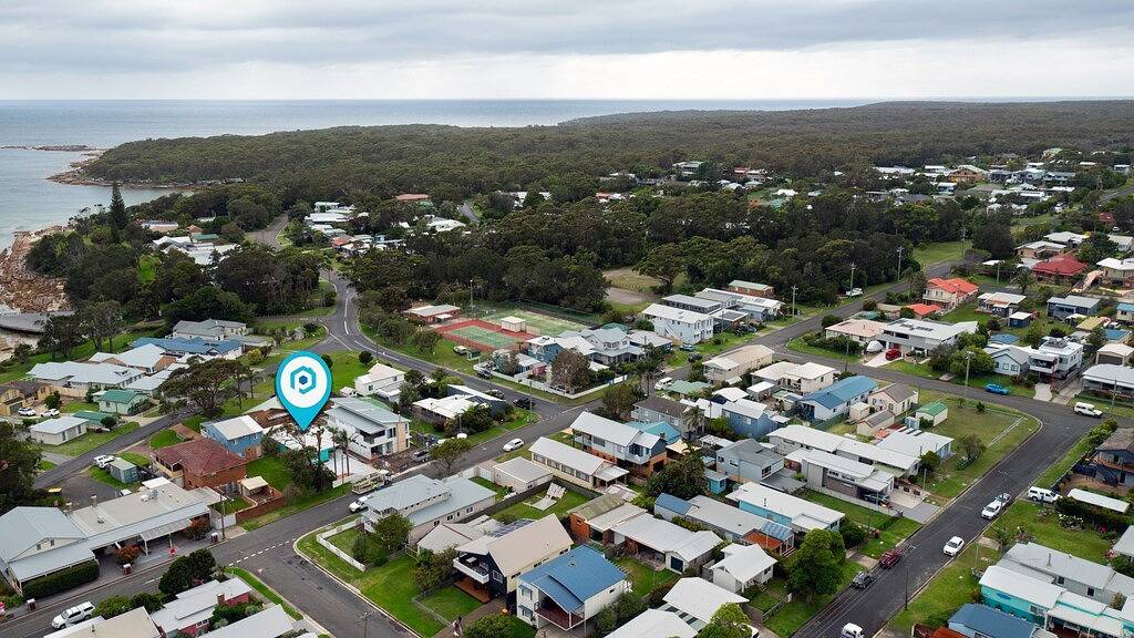 Sandy Feet Retreat - Pet Friendly - 1 Min Walk to Beach in Currarong, Jervis Bay