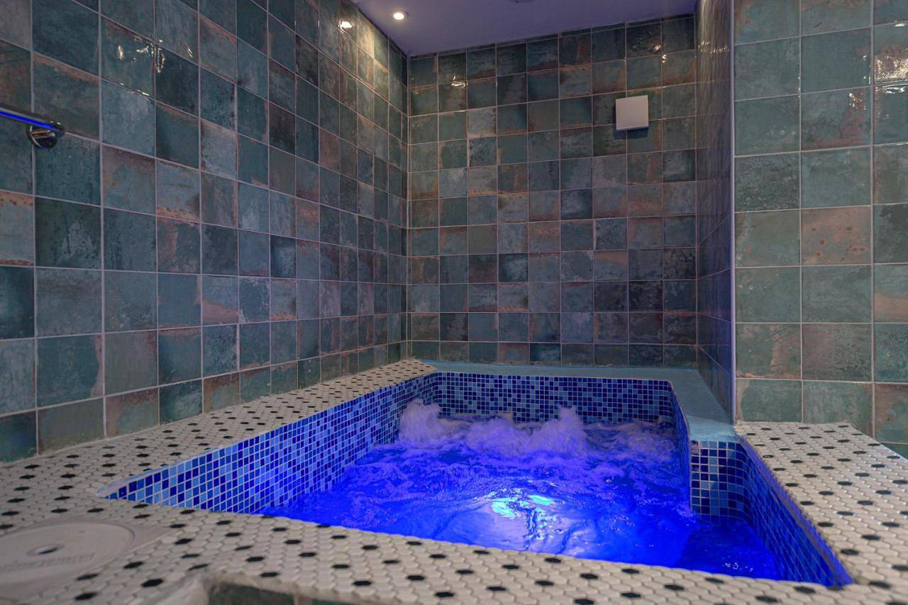 Appartement entier, Red Passion Love room near Disney in Lesches, Seine-et-Marne