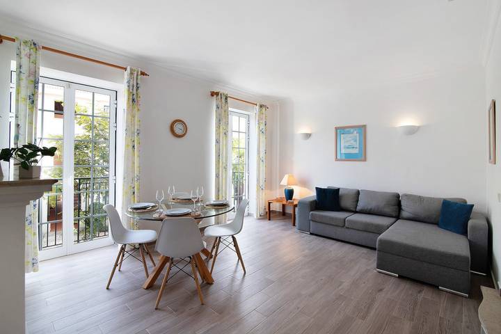 Apartamento entero, Apartamento 'Old Village T2 Dúplex' con piscina compartida, Wi-Fi y aire acondicionado in Vilamoura, Quarteira