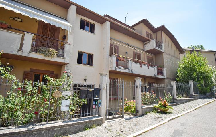 Appartamento intero, Accogliente appartamento in centro città con WiFi e AC in Monteleone Sabino, Terminillo