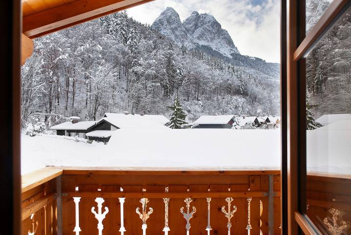 Entire apartment, Apartment "Bergenzian" with Mountain View, Balcony & Wi-Fi in Grainau, Bavarian Alps